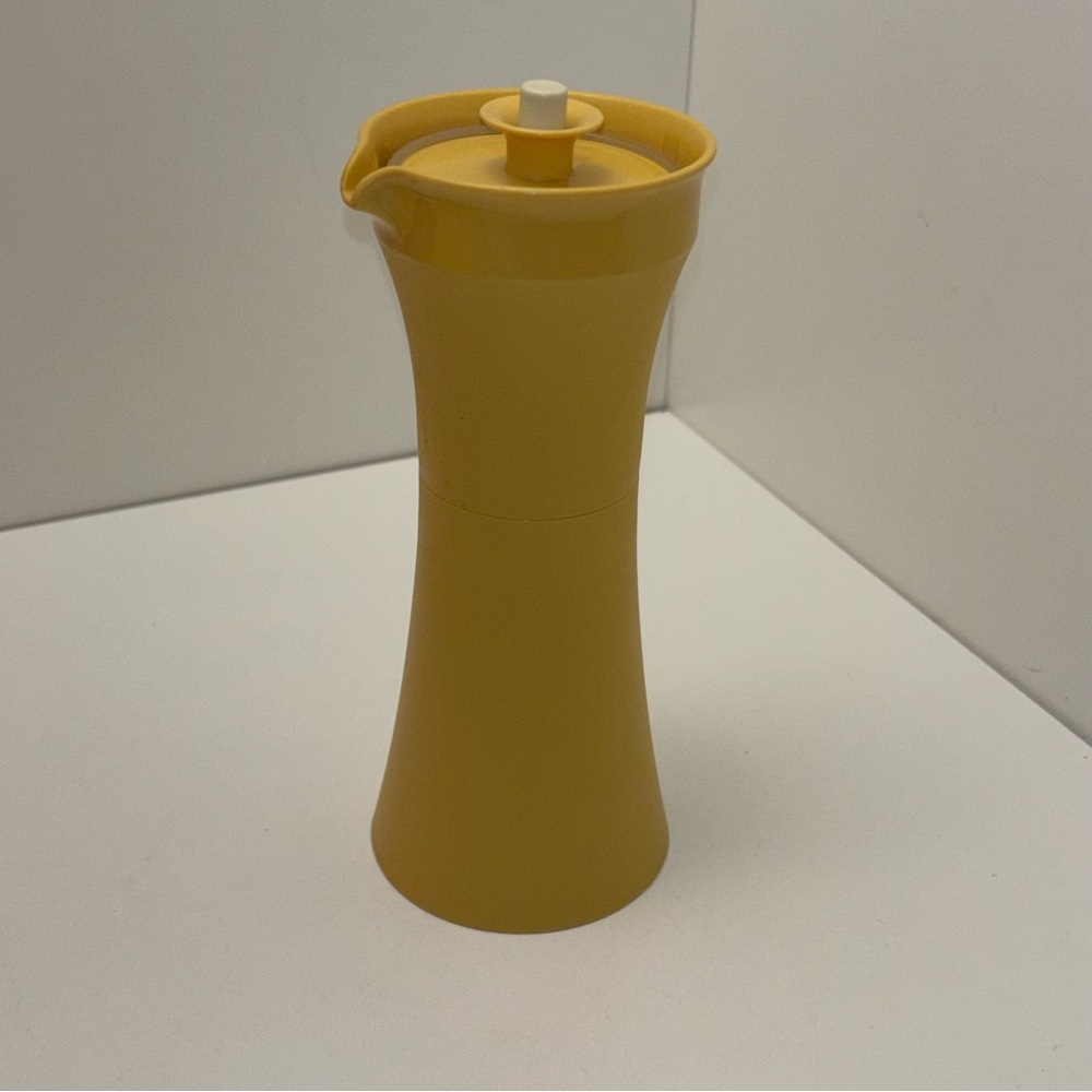 Tupperware vinegar or oil cruet in harvest gold - Picture 2 of 10